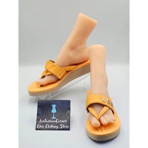 NWOB UGG Women's Orange Leather Luna Logo Charm Thong Sandals Size 11 2639